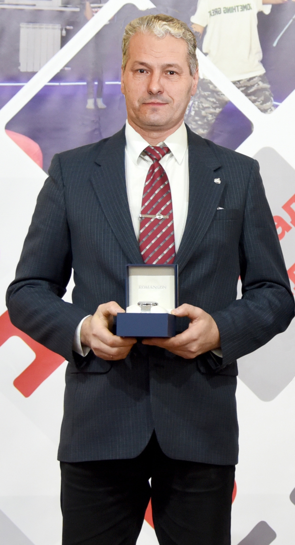 Спортсмен-железнодорожник получил именные часы за высокие достижения в чемпионате по шахматам.
