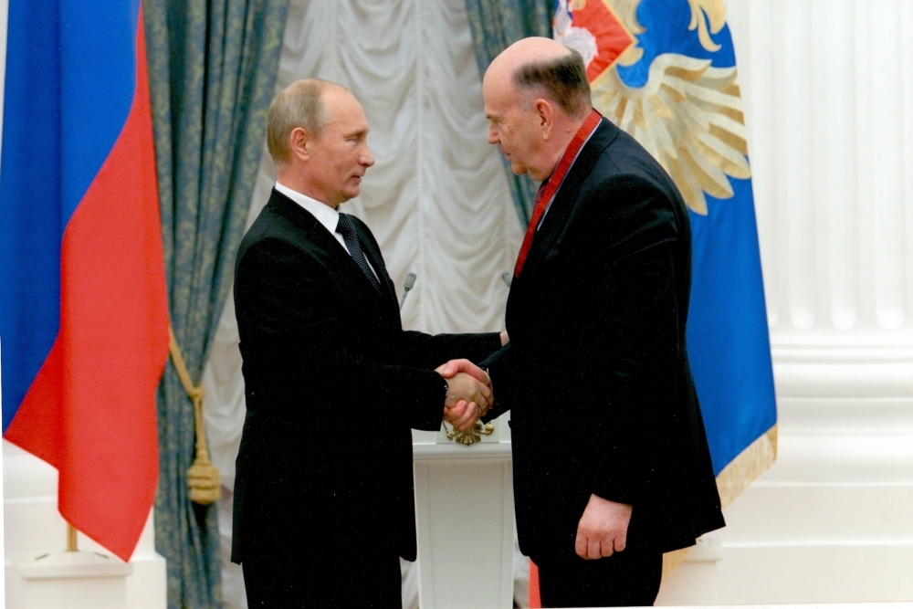 Президент России Владимир Путин поздравляет Владимира Порханова с присвоением звания Героя Труда Российской Федерации.