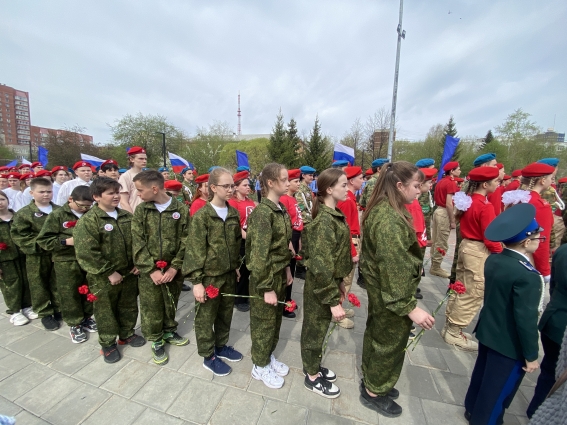 Почтить память героев ВОВ пришли юнармейцы Екатеринбурга.