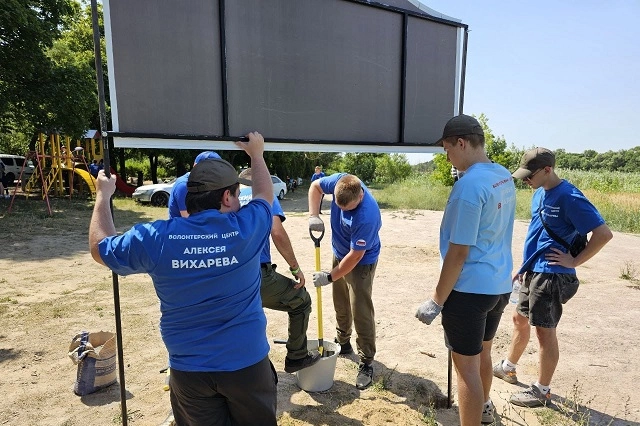 Свердловские волонтёры помогли в благоустройстве посёлка в ДНР