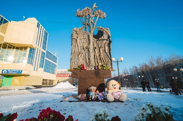 «Древо жизни» выполнено из бронзы, высотой 3,5 метра. В основе композиции – дети на тренировке по спортивной акробатике. В центре – символичное «древо жизни».