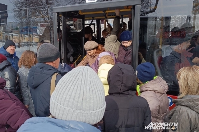 Пассажиры жалуются на давку круглый год.