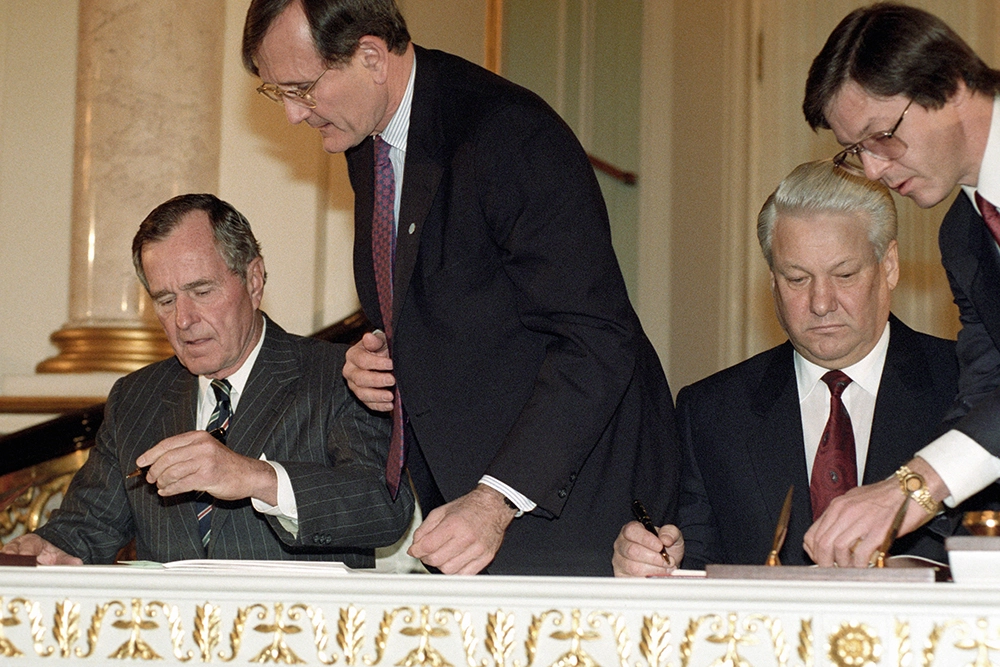 1 января 1993 года. Президент РФ Борис Ельцин (справа) и Президент США Джордж Буш (слева) во время подписания российско-американского договора о дальнейшем сокращении и ограничении стратегических наступательных вооружений.