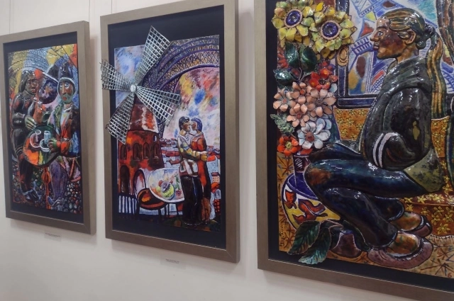 На выставке представлено несколько работ Церетели, выполненных в технике перегородчатой эмали