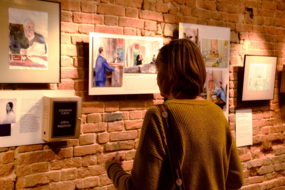 Рисунки передают атмосферу и эмоции, которые возникали во время судебного процесса, поэтому их хочется рассматривать.