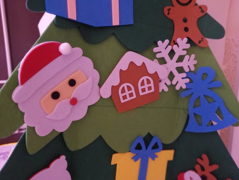 Елка с игрушками из фетра.