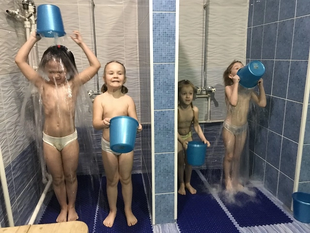 Закаляться дети начинают с обливания в душе. Температура воды плюс 10 градусов