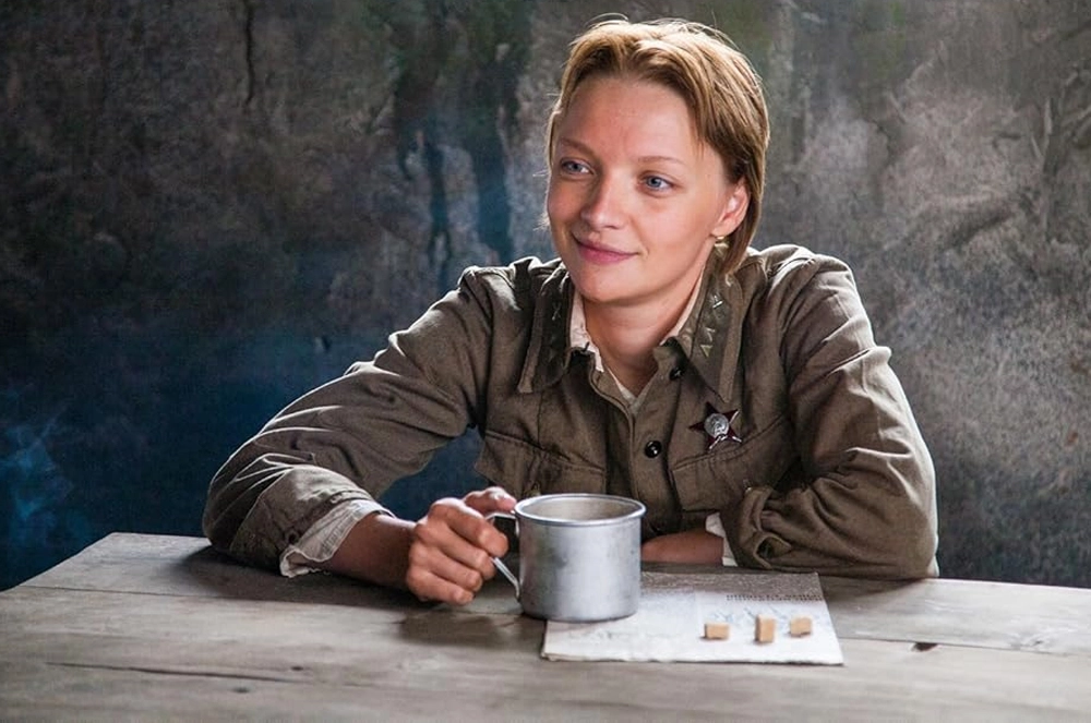 Екатерина Вилкова сыграла в военной драме «А зори здесь тихие...» старшего сержанта Кирьянову.