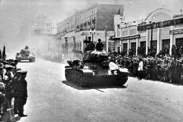 Танки Уральского добровольческого корпуса на улице Челябинска.