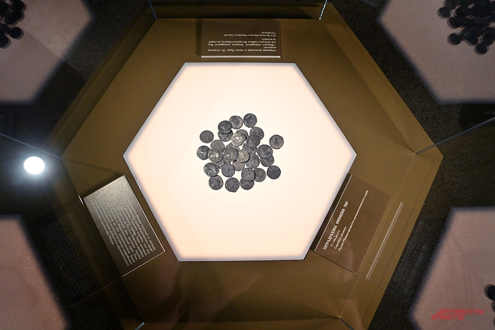 Выставка в Государственном историческом музее  «Люди как люди. Любят деньги». Центральная экспозиция, тридцать сребреников