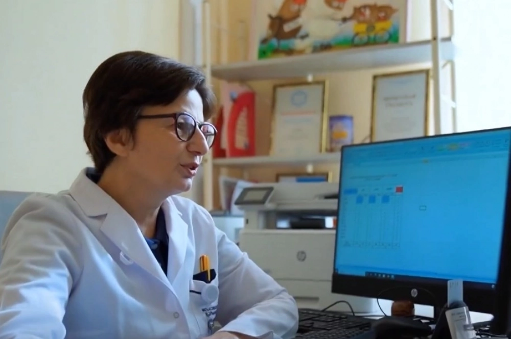 Во время онлайн-приема врач анализирует результаты обследований, корректирует терапию и принимает решение — нужен ли очный визит. 