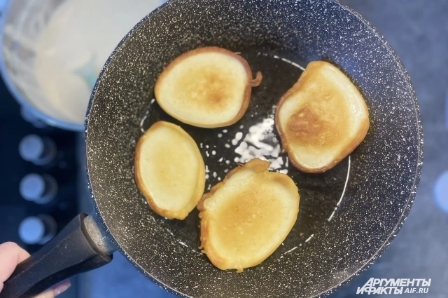 Вот такие пышные и румяные оладьи получаются!