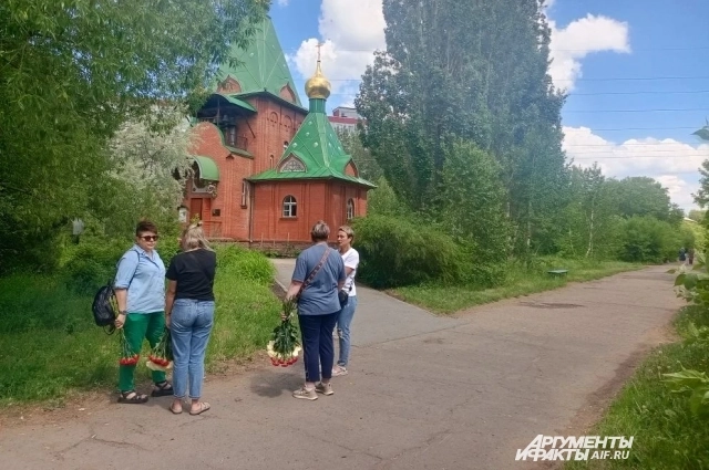 Сотрудница Ольги и Анатолия одними из первых приехали к храму, где прошло отпевание.