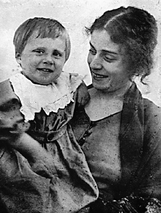 Августа Миклашевская с сыном. Фото из личного архива Коновалова.