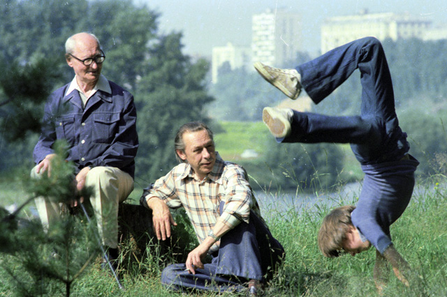 Народный артист СССР Олег Ефремов с отцом Николаем Ивановичем и сыном Михаилом. 1977 год.