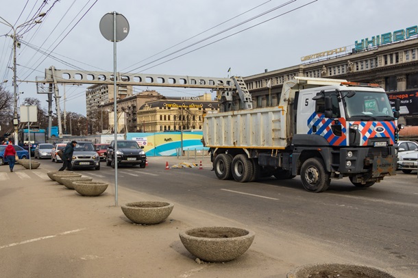 женщина переходила дорогу не по пешеходному переходу, а за пару метров до него.