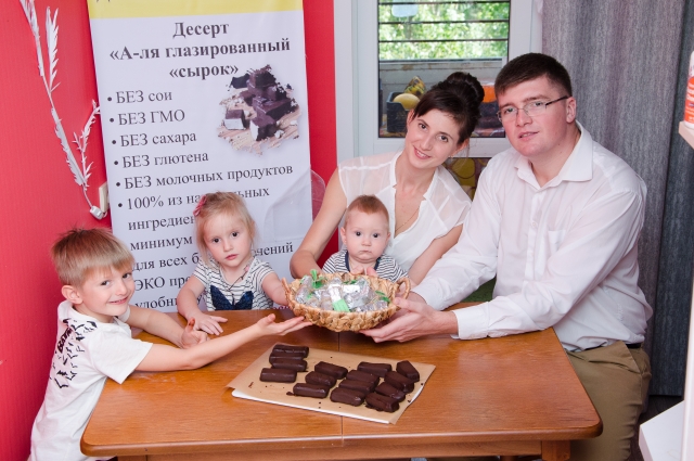 Семья Платоновых занимается домашним производством глазированных сырков из растительных ингредиентов