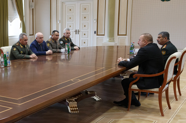 Без ответа остался вопрос: почему на встрече с Пашиняном Шойгу был в гражданском костюме, а на встрече с Алиевым – в военном мундире? Так что здесь конспирологи могут поупражняться в различных версиях.