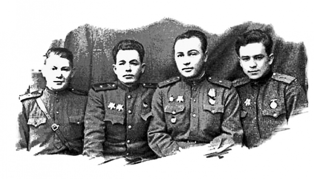 Разведчик Молодый (справа) с фронтовыми друзьями.