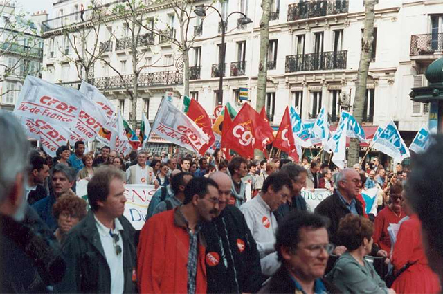 Первомайская демонстрация в Париже, 2000 год.