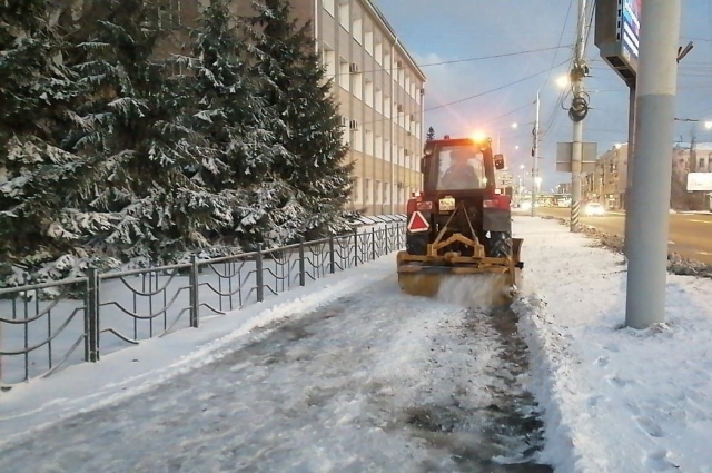 В Омске весь день шла убрка города от последствий обильного снегопада.