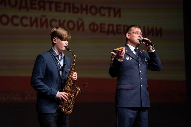 Фёдор Лимпинский с сыном на конкурсе творческой самодеятельности СК РФ в Нижнем Новгороде.