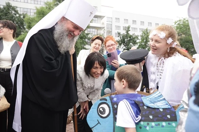 Праздник Белого цветка в Екатеринбурге посетили сотни семейных горожан