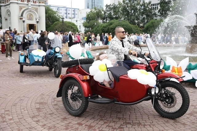 Праздник Белого цветка в Екатеринбурге посетили сотни семейных горожан