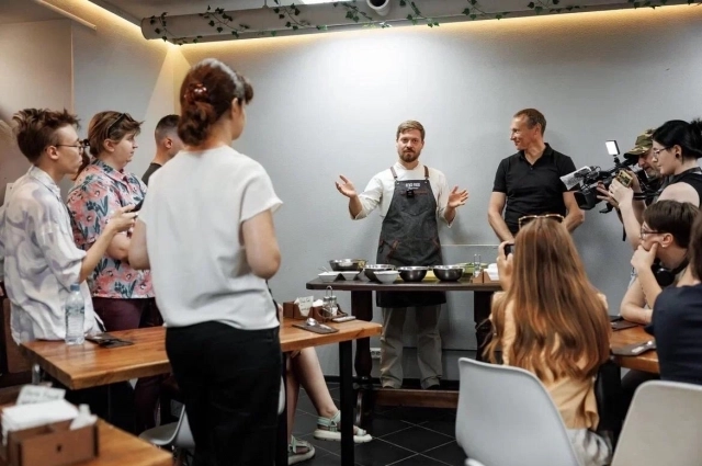 В ресторане вегетарианской кухни «Дядя Фрэнк» Сергея Курапова.