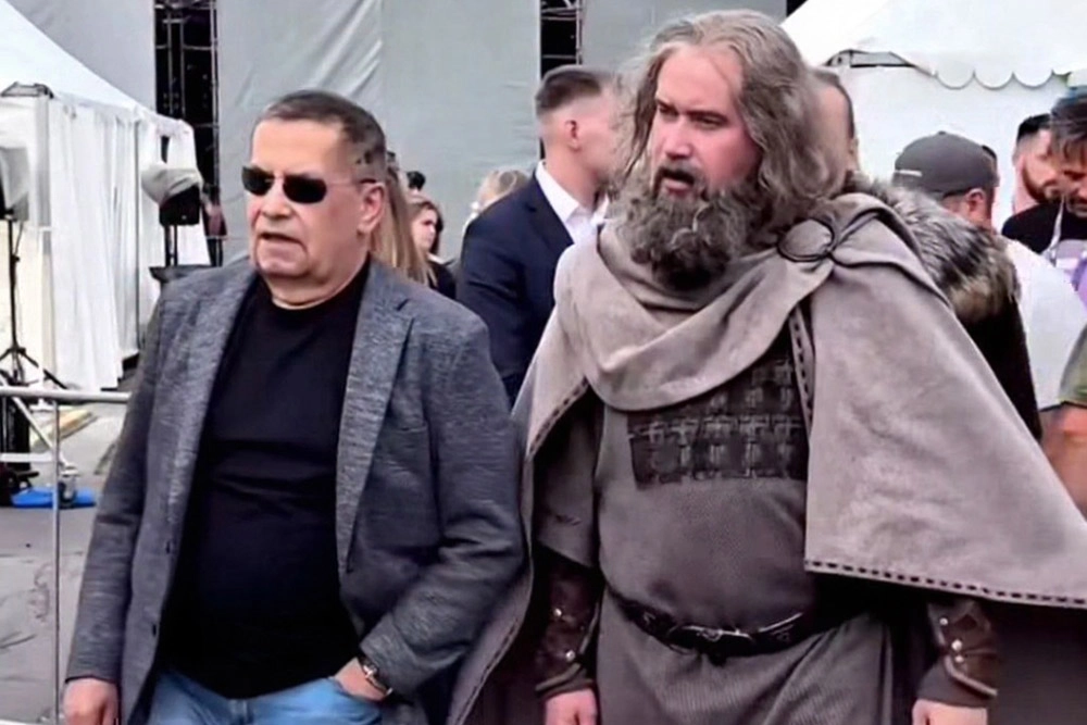 Поклонники в шутку называют Павла «омоложенной копией Николая.