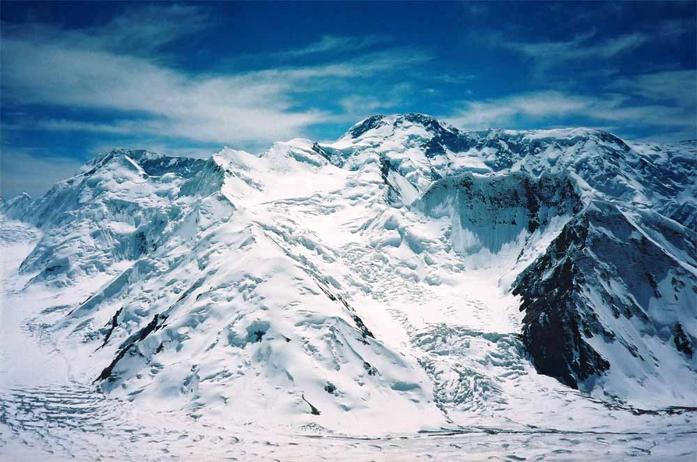 Вид на пик Победы с пика Хан-Тенгри.