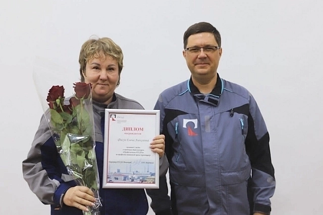 Елена Фисун (слева) и директор ВгАЗа Александр Белотелов.