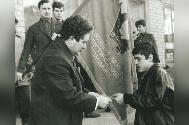 Александр Зелепухин, первый секретарь ОК ВЛКСМ, вручает комсомольские путевки,1973 год.