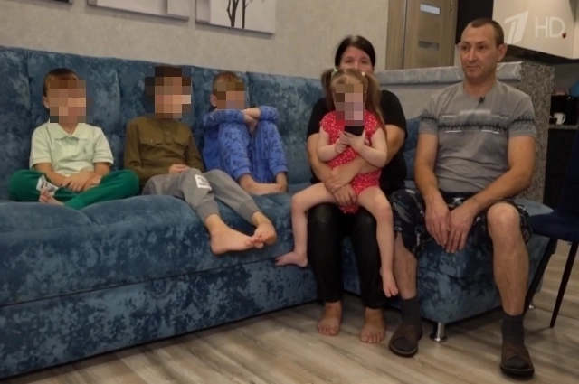 Елена купила дом для своей большой семьи.