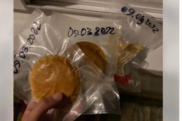 Если верить автору, то этим чизбургеру и картошке уже четыре года.