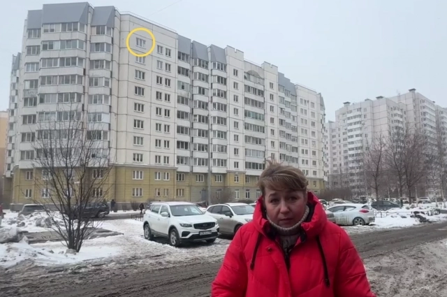 Вероника у дома, где всё произошло. Если бы не она – трагедии было бы не избежать.