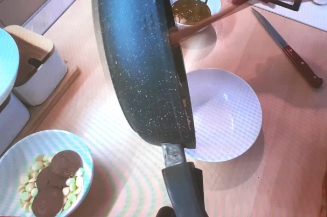 Каллеты из белого и молочного шоколада в мисочке хорошо растапливаются в микроволновке.