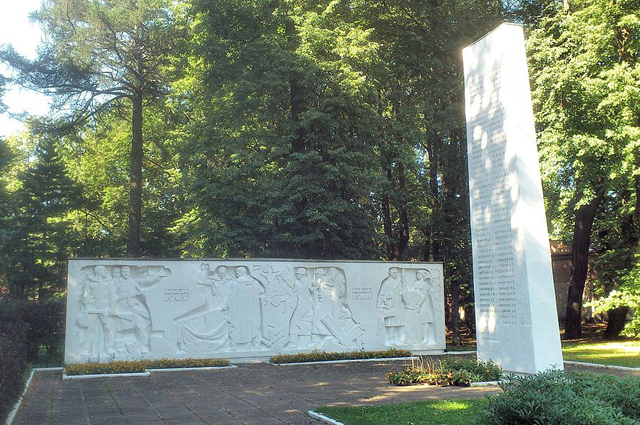 Памятник погибшим в Великой Отечественной войне (МСХА им. К. А. Тимирязева). Надпись на аннотационной доске: «Сынам и дочерям своим, отдавшим жизнь за Родину. Благодарная Тимирязевка»