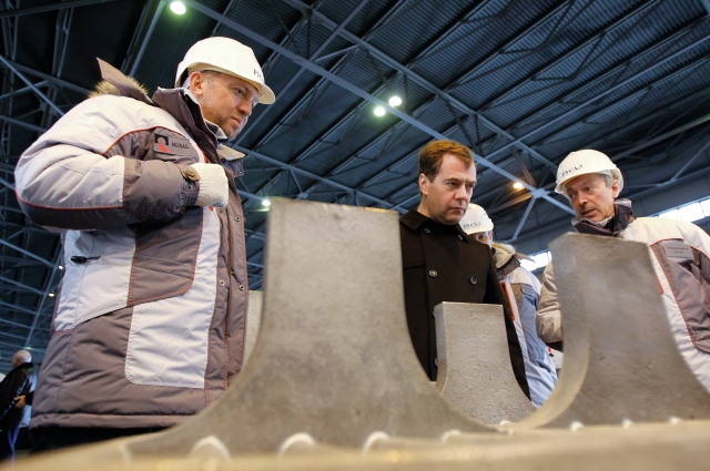 На фото (слева направо) — президент «Русала» Олег Дерипаска, премьер-министр Дмитрий Медведев и технический директор «Русала» Виктор Манн.