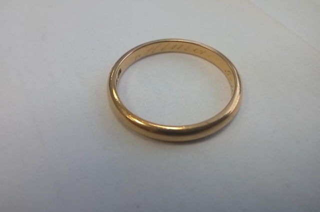 Обручальное кольцо принадлежало девушке по имени Альма.