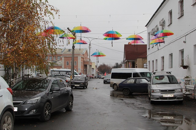 Зонтики на зиму снимут и на их место повесят новогодние гирлянды.