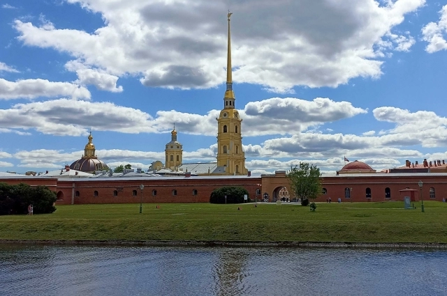 Вертолётная площадка на Заячьем острове опустела.