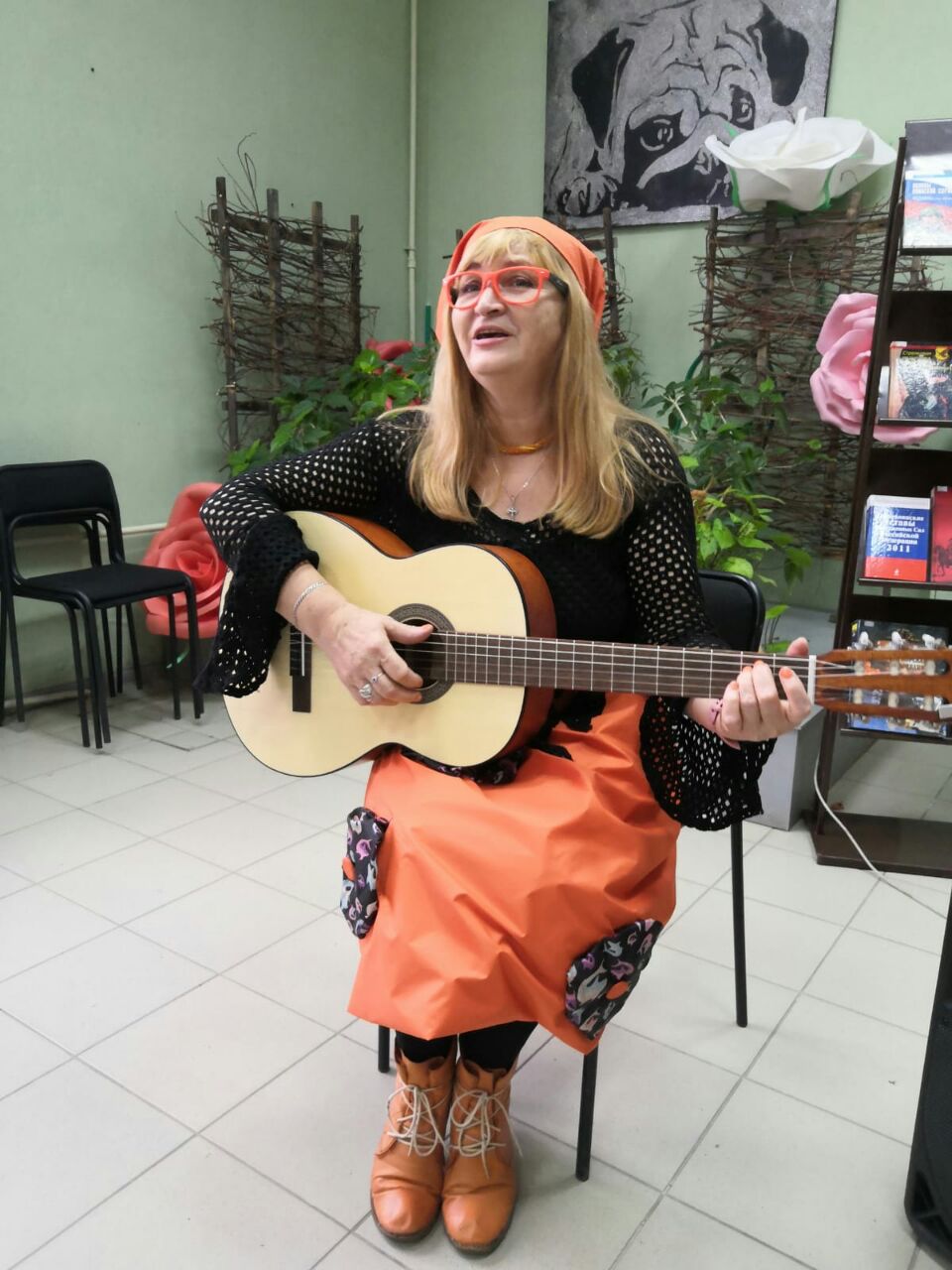 Бобарыкина с гитарой