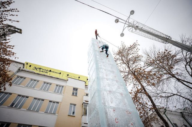 В центре Екатеринбурга штурмовали ледовый городок