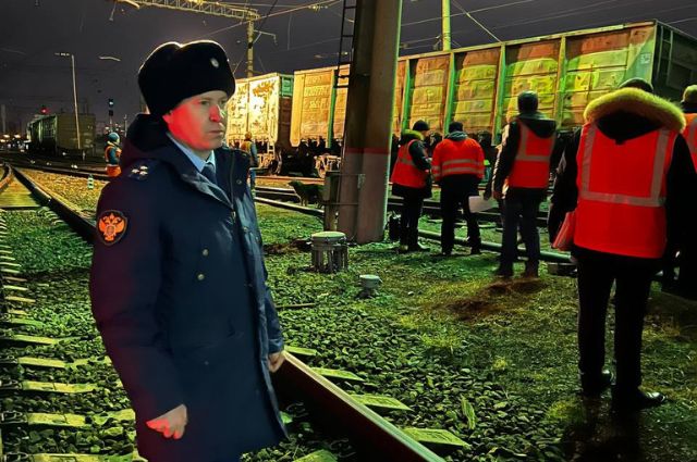 В Екатеринбурге сошли с рельсов 13 вагонов грузового поезда