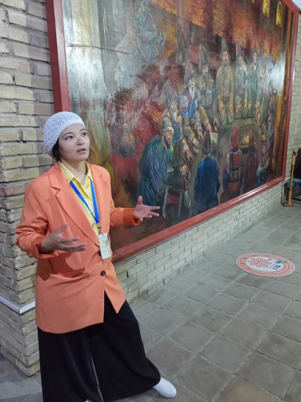 Гид Марина Иксакова в подземной мечети.