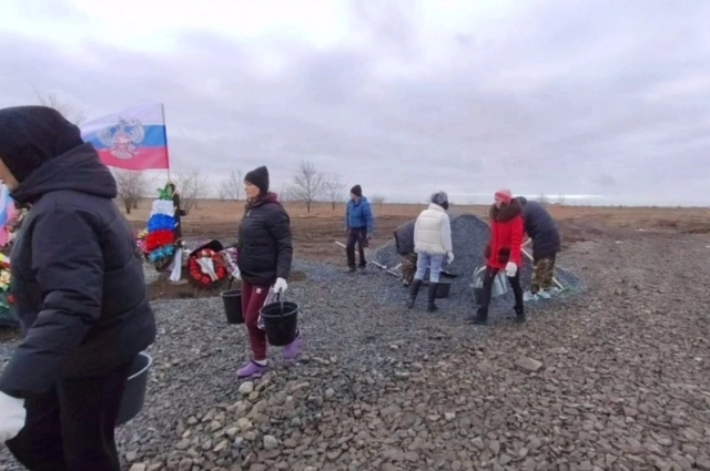 Женщины вёдрами таскали щебень для Аллеи Героев