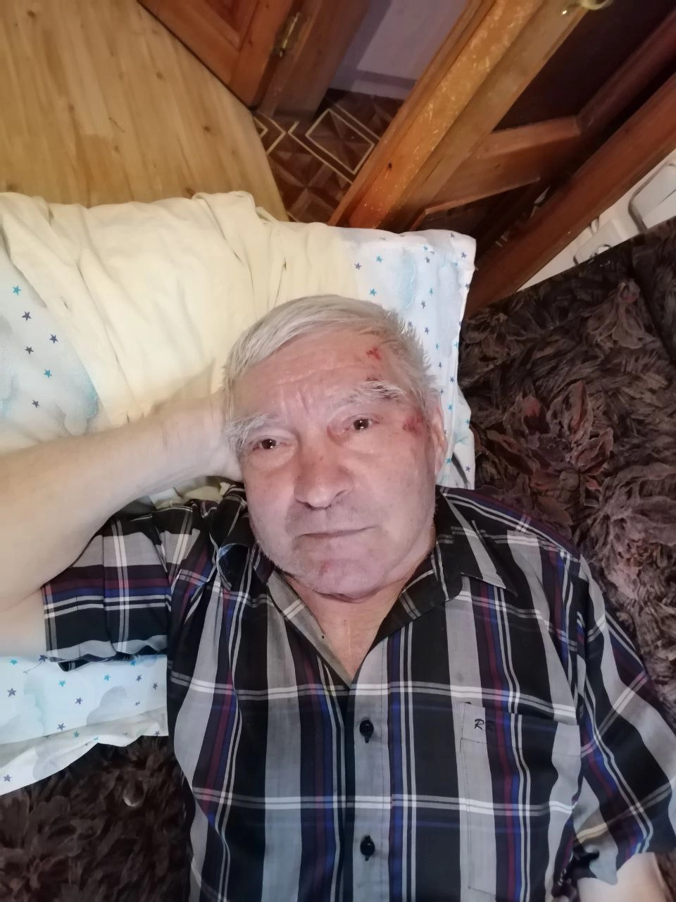 Пенсионер восстанавливается дома.