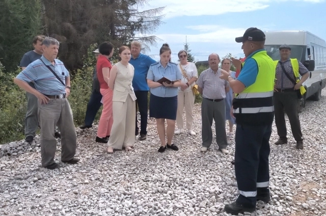 В июле 2025 года на дороге школьного маршрута Шаркан — Бородули подрядчик вместо положенного по техзаданию щебня среднего размера уложил огромные камни.