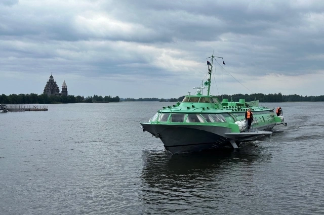 ). Из Петрозаводска до острова на катере добираться около 1,5 часов.